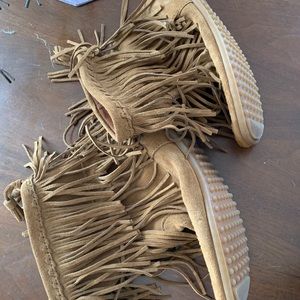 Minnetonka 2 layer fringe bootie